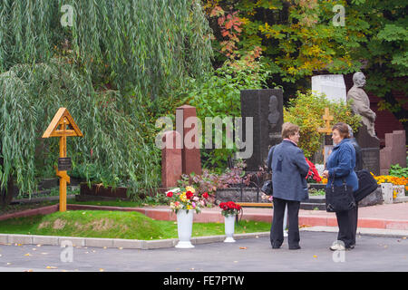 Grab des russischen Cellisten Mstislav Leopoldovich "Slava" Rostropowitsch (1927 – 2007) im Nowodewitschi-Friedhof, Moskau, Russland Stockfoto