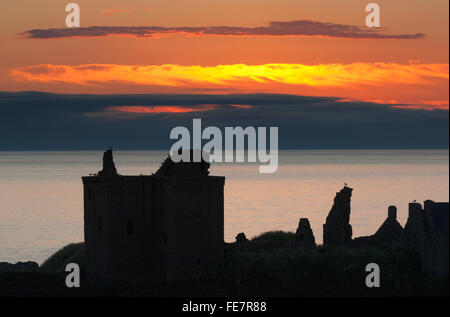 Dunnottar Castle bei Sonnenaufgang - in der Nähe von Stonehaven, Aberdeenshire, Schottland. Stockfoto