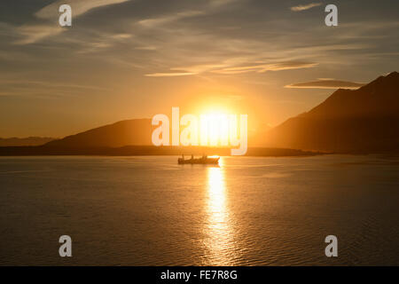 Angelboot/Fischerboot bei Sonnenuntergang in Ushuaia, Argentinien Stockfoto