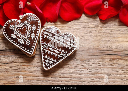 Lebkuchen in Herzform auf einem hölzernen Hintergrund, Textfreiraum Stockfoto
