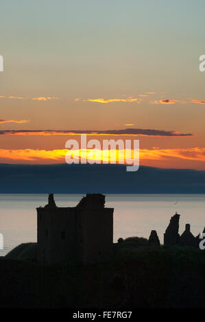 Dunnottar Castle bei Sonnenaufgang - in der Nähe von Stonehaven, Aberdeenshire, Schottland. Stockfoto