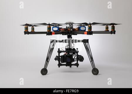 MULTIROTOR Drohne des Typs ein Oktokopter für professionelle Luftaufnahmen und Kinematographie mit einem stabilisierten gimbal Stockfoto