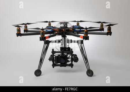 MULTIROTOR Drohne des Typs ein Oktokopter für professionelle Luftaufnahmen und Kinematographie mit einem stabilisierten gimbal Stockfoto