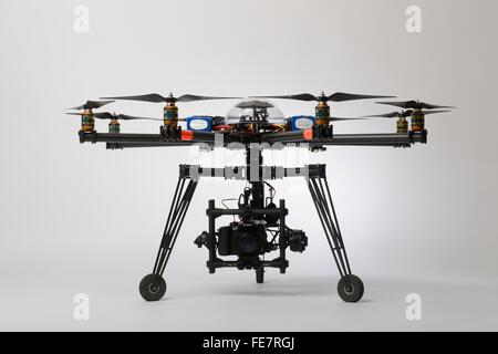 MULTIROTOR Drohne des Typs ein Oktokopter für professionelle Luftaufnahmen und Kinematographie mit einem stabilisierten gimbal Stockfoto