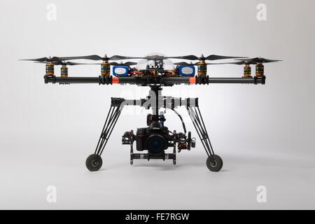 MULTIROTOR Drohne des Typs ein Oktokopter für professionelle Luftaufnahmen und Kinematographie mit einem stabilisierten gimbal Stockfoto