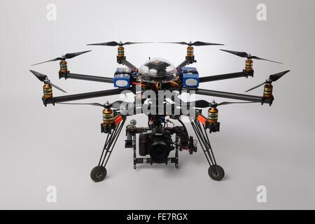 MULTIROTOR Drohne des Typs ein Oktokopter für professionelle Luftaufnahmen und Kinematographie mit einem stabilisierten gimbal Stockfoto