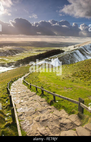 Stein-Treppe vom Parkplatz bis zum Gipfel des Mam Tor. Stockfoto