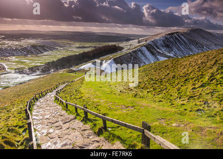 Stein-Treppe vom Parkplatz bis zum Gipfel des Mam Tor. Stockfoto