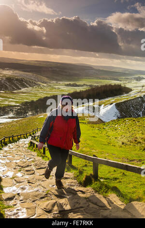 Ein Rollator klettert die Treppe vom Parkplatz bis zum Gipfel des Mam Tor. Stockfoto