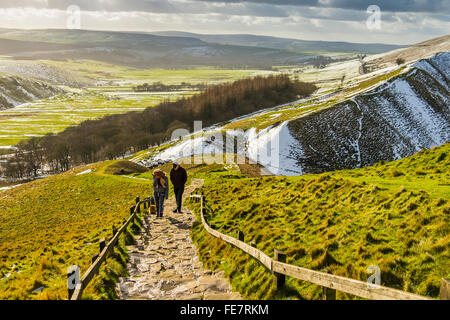 Wanderer erklimmen die Steintreppe führt vom Parkplatz bis zum Gipfel des Mam Tor. Stockfoto