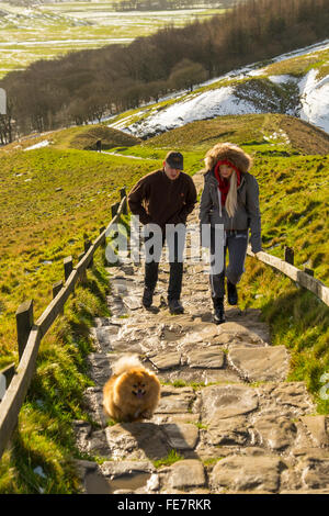 Wanderer erklimmen die Steintreppe führt vom Parkplatz bis zum Gipfel des Mam Tor. Stockfoto