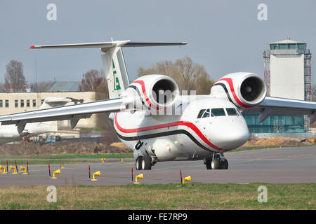 Kiew, Ukraine - 14. April 2012: Green Flag Aviation Antonow An-74-Frachtflugzeug Rollen zur Startbahn abheben Stockfoto