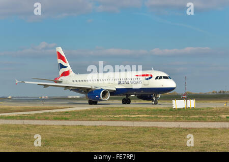 Borispol, Ukraine - 23. Oktober 2011: British Airways Airbus A320 ist zur Startbahn rollen Stockfoto