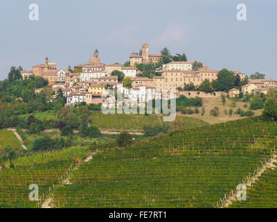 Blick auf die Stadt von Neive, in den Langhe, Piemont, berühmt für den Weinbau und Weinproduktion. Stockfoto