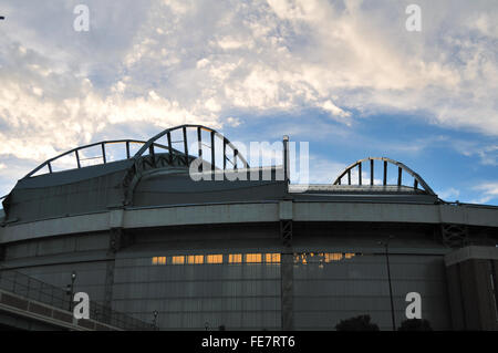 Die untergehende Sonne glänzt durch Miller Park, der Heimat der Milwaukee Brewers vor einem späten Jahreszeit Nacht Spiel. Milwaukee, Wisconsin, USA. Stockfoto