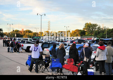 Fans der Chicago Cubs' genießen Heckklappe Parteien auf dem Parkplatz am Miller Park, wo sie gereist, um ihre Mannschaft spielen zu sehen. Milwaukee, Wisconsin, USA. Stockfoto