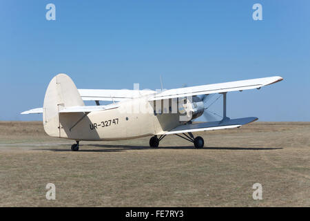 Odessa, Ukraine - 27. August 2011: Antonov An-2 Doppeldecker ist für einen Start zu Fallschirmjägern während der Airshow Rollen Stockfoto