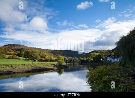 Neben dem Fluss Wye in Tintern gegen die Teufel Kanzel und die Ruinen von Tintern Abbey und alten Wireworks Rail Bridge, Monmouthshire, Wales Stockfoto