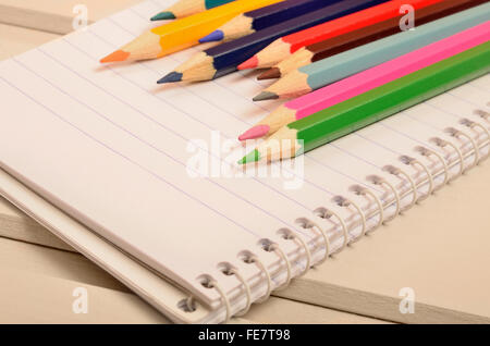 Gruppe von bunten Bleistift und Notizblock auf Tisch Stockfoto
