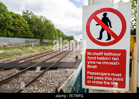 Passagiere müssen nicht kreuzen Bahnstrecke Warnzeichen am Bahnhof, Abergavenny, Wales, UK Stockfoto