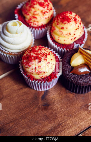 Muffins auf einem Holztisch, helle Farben Stockfoto