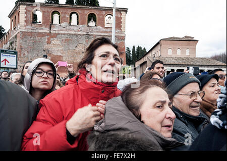 Rom, Italien. 3. Februar 2016. Die Überreste des heiligen Pio da Pietralcina ausgesetzt in der Kirche S. Lorenzo Fuori le Mura, während das Jubiläum der Barmherzigkeit. Der Heilige, der 1968 starb, bleibt bis 11. Februar in Rom. © Claudia Borgia/Pacific Press/Alamy Live-Nachrichten Stockfoto