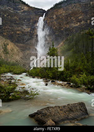 Blick auf gespeisten Wasserfälle an einem bewölkten Tag; Yoho-Nationalpark, in der Nähe von Field, Britisch-Kolumbien, Kanada Stockfoto