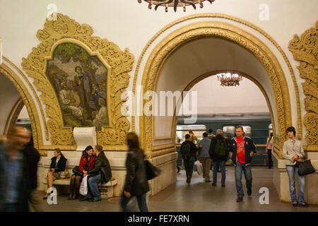 Mosaik, die Darstellung des Dichters Puschkin am Kievskaya Metro-Station Plattform während der Rush Hour, Moskau, Russland Stockfoto