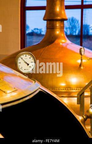 Traditionelle Kupfer Brennerei Panzer in der Bierbrauerei Stockfoto