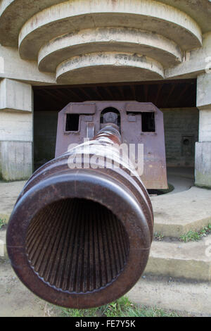 Alten gebrochenen deutsche Bunker des Atlantikwalls und Artillerie Batterie Longues sur Mer Stockfoto