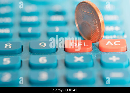 Konzept der Wirtschaft und Geld mit einem Cent Euro und ein Taschenrechner Tastatur Stockfoto