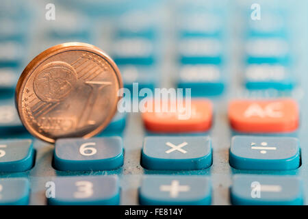 Konzept der Wirtschaft und Geld mit einem Cent Euro und ein Taschenrechner Tastatur Stockfoto