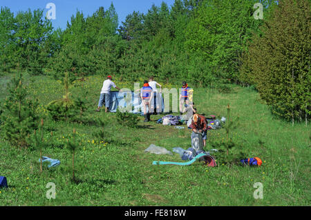 Frühling Fluss reisen Studenten Schulgruppe auf Kanus - Mai 2011. Stockfoto