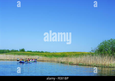 Frühling Fluss reisen Studenten Schulgruppe auf Kanus - Mai 2011. Stockfoto