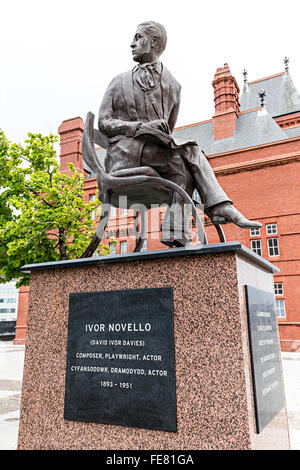 Statue von Ivor Novello, Bucht von Cardiff, Wales, UK Stockfoto