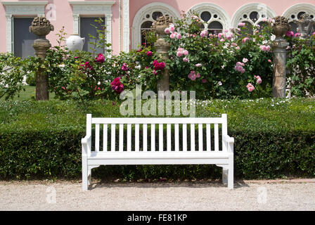 Gartenbank in gepflegten Ambiente Stockfoto