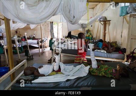 Hersteller von orthopädischen und Pediatric Pflege im Krankenhaus MSF Rutshuru, Nord-Kivu, demokratische Republik Kongo, demokratische Republik Kongo, Afrika Stockfoto