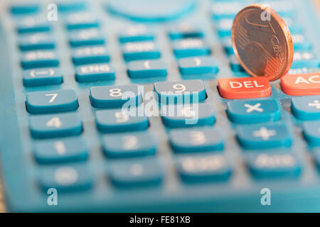 Konzept der Wirtschaft und Geld mit einem Cent Euro und ein Taschenrechner Tastatur Stockfoto