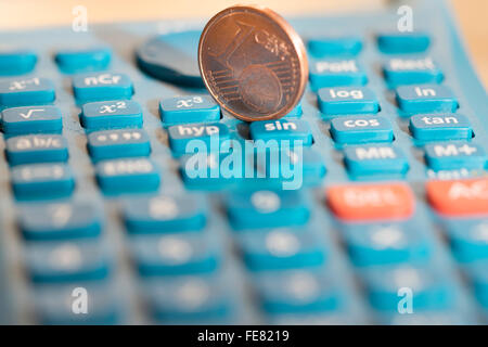Konzept der Wirtschaft und Geld mit einem Cent Euro und ein Taschenrechner Tastatur Stockfoto