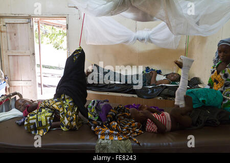 Hersteller von orthopädischen und Pediatric Pflege im Krankenhaus MSF Rutshuru, Nord-Kivu, demokratische Republik Kongo, demokratische Republik Kongo, Afrika Stockfoto