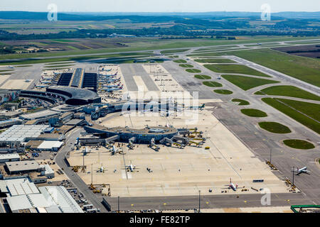 Luftaufnahme, Vienna International Airport, VIE, Turm, Start-und Landebahn Start-und Landebahn, Schürze, Wien, Schwechat, Niederösterreich, Österreich, Europa, Stockfoto