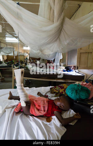 Hersteller von orthopädischen und Pediatric Pflege im Krankenhaus MSF Rutshuru, Nord-Kivu, demokratische Republik Kongo, demokratische Republik Kongo, Afrika Stockfoto