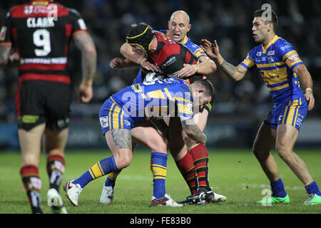 Headingley Carnegie Stadium, Leeds, UK 4. Februar 2016. Leeds Rhinos V Warrington Wölfe. Erste Programm Super League 2016 Brett Delaney und Carl Ablett von Leeds Rhinos anzugehen Chris Hill of Warrington Wölfe Credit: Stephen Gaunt/Touchlinepics.com/Alamy Live News Stockfoto