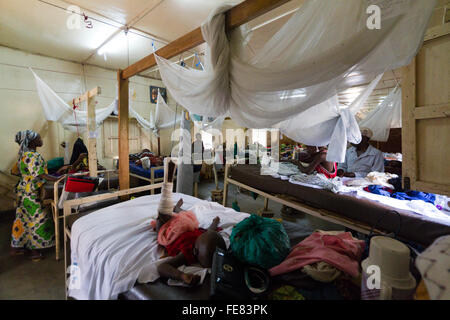 Hersteller von orthopädischen und Pediatric Pflege im Krankenhaus MSF Rutshuru, Nord-Kivu, demokratische Republik Kongo, demokratische Republik Kongo, Afrika Stockfoto