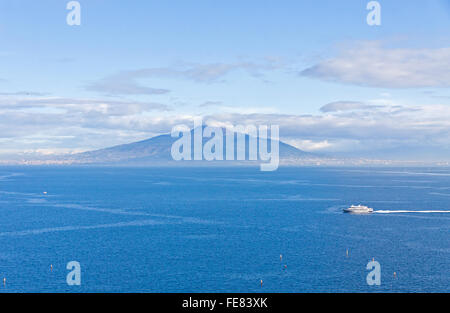 Malerische Aussicht auf den Golf von Neapel und den Vesuv im Hintergrund. Blick vom Sorrento City, Kampanien, Italien Stockfoto