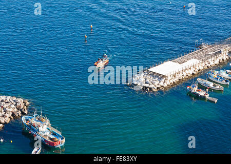 Kleine Bucht in Sorrento Küste, Golf von Neapel, Italien Stockfoto