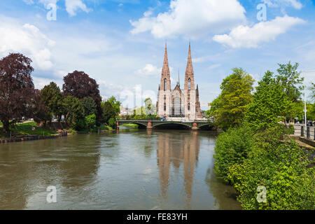 Malerische Aussicht auf St. Paul Kirche und Fluss Ill in Straßburg City, Elsass, Frankreich Stockfoto