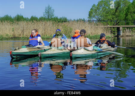 Frühling Fluss reisen Studenten Schulgruppe auf Kanus - Mai 2011. Stockfoto