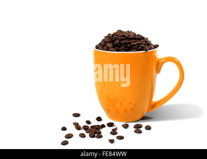 Studioaufnahme einer Orange Kaffeetasse überfüllt mit Kaffeebohnen Stockfoto