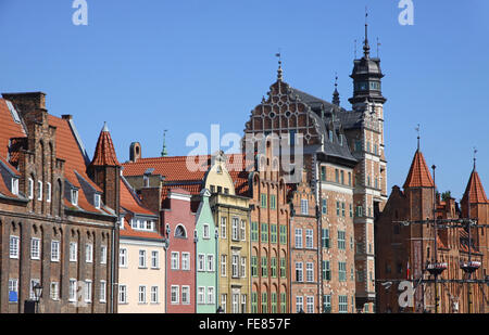 Bunte Altbauten mit blauem Himmelshintergrund Długie Pobrzeże Street in der City von Gdansk (Danzig), Polen Stockfoto